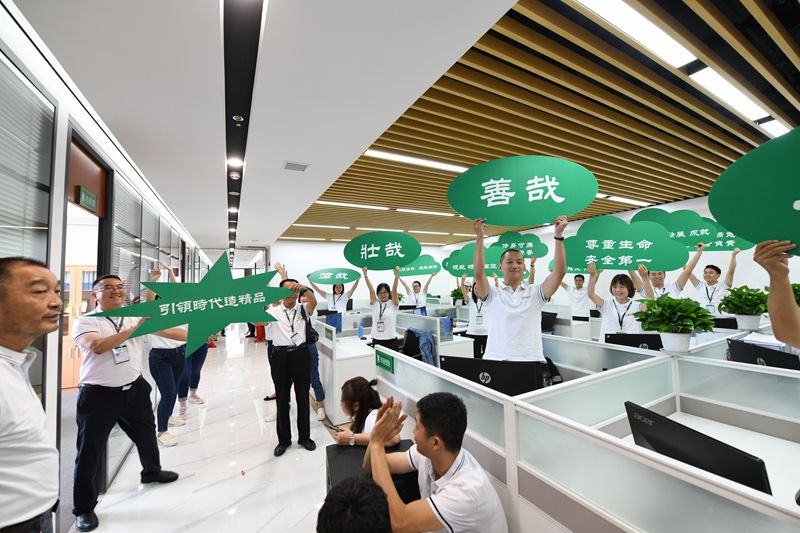 第十二工程公司唱跳、手舉寫有企業(yè)文化標(biāo)語的KT板_副本